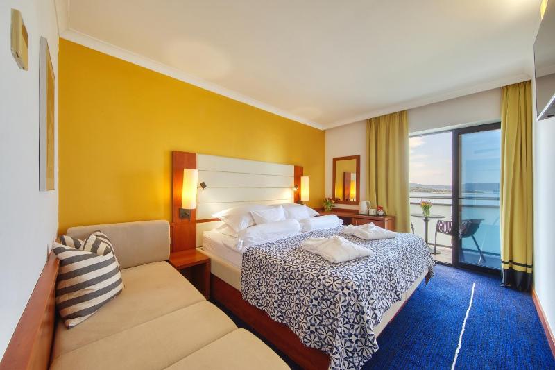 Premium Club Room image 2