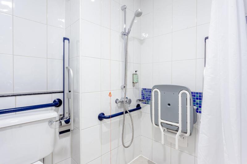 Standard Twin Room with Free Hot Breakfast - Accessible image 3
