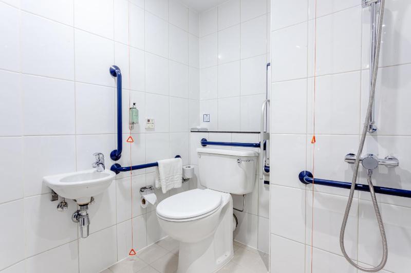Standard Twin Room with Free Hot Breakfast - Accessible image 2