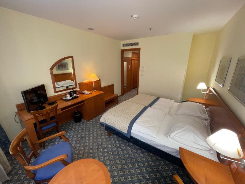 Double or Twin Room Single Use image 1