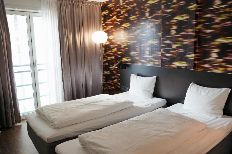 Standard Twin Room image 2