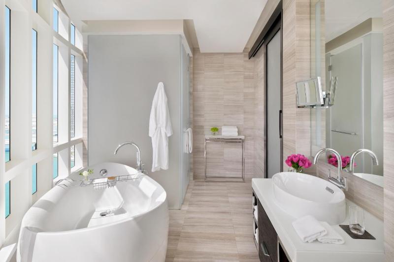 Deluxe Suite - Skyline View image 1