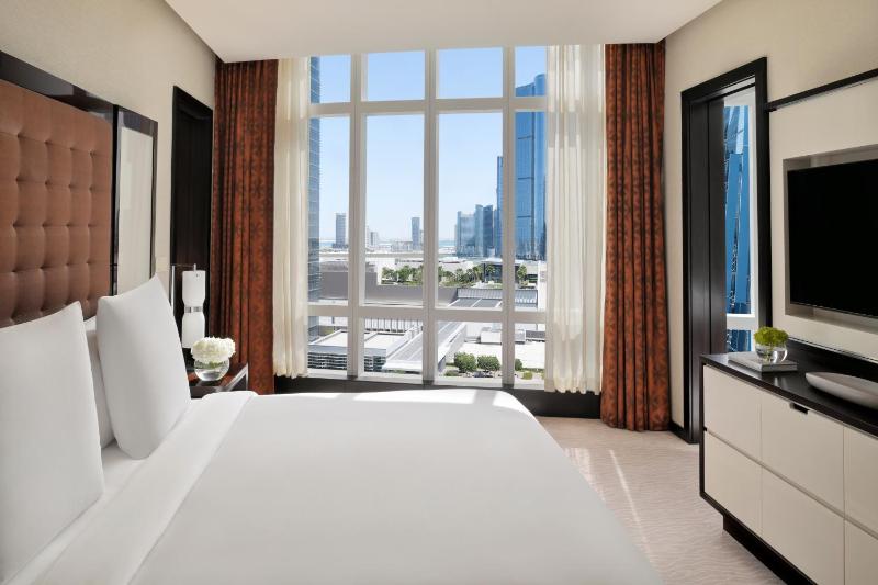 Deluxe Suite - Skyline View image 3
