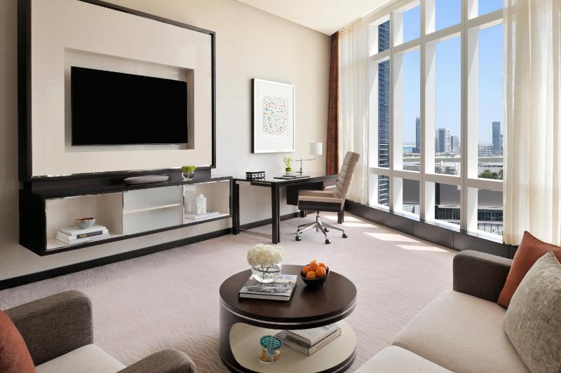Deluxe Suite - Skyline View image 4