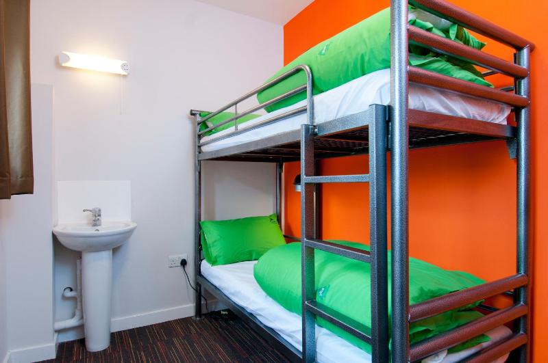 Twin Room with Shared Bathroom image 4