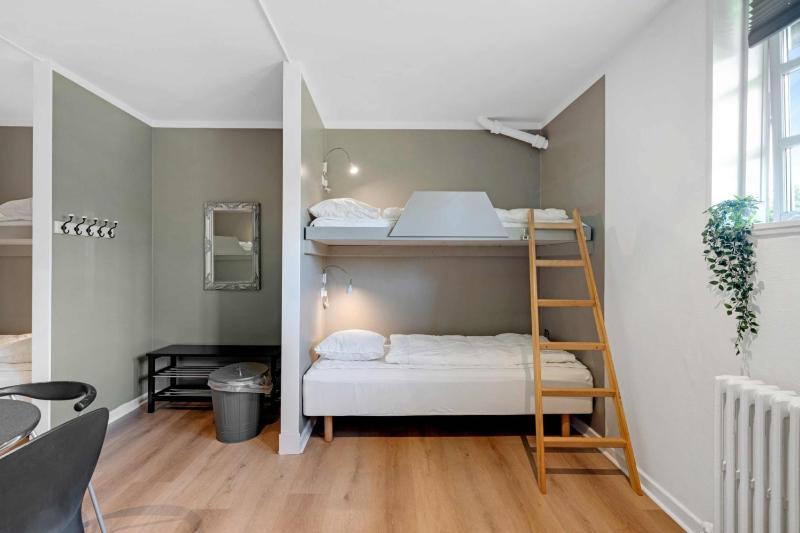 Family Room with Shared Bathroom (6-8 Adults)  image 4