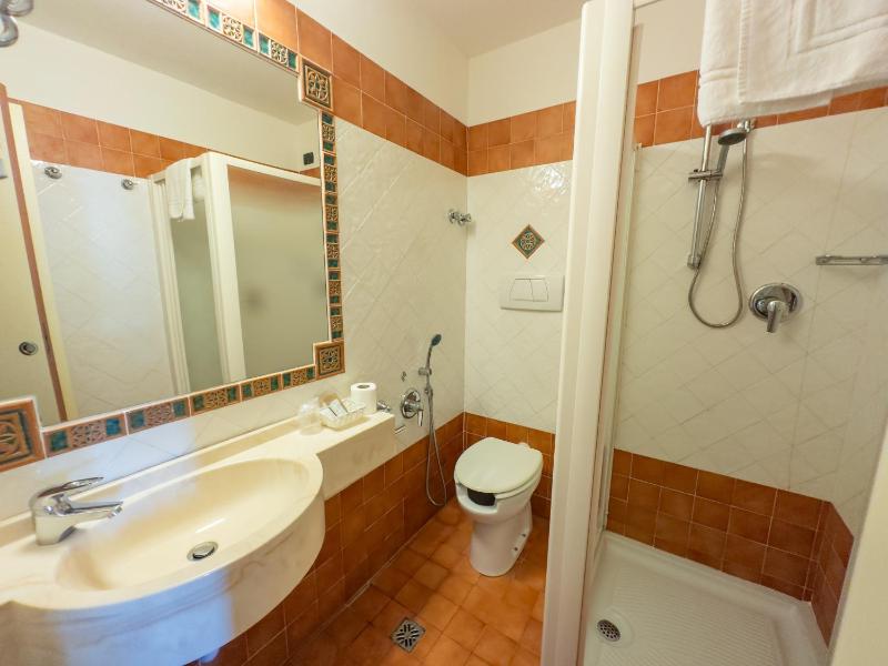 Double Room with Balcony and Sea View image 3