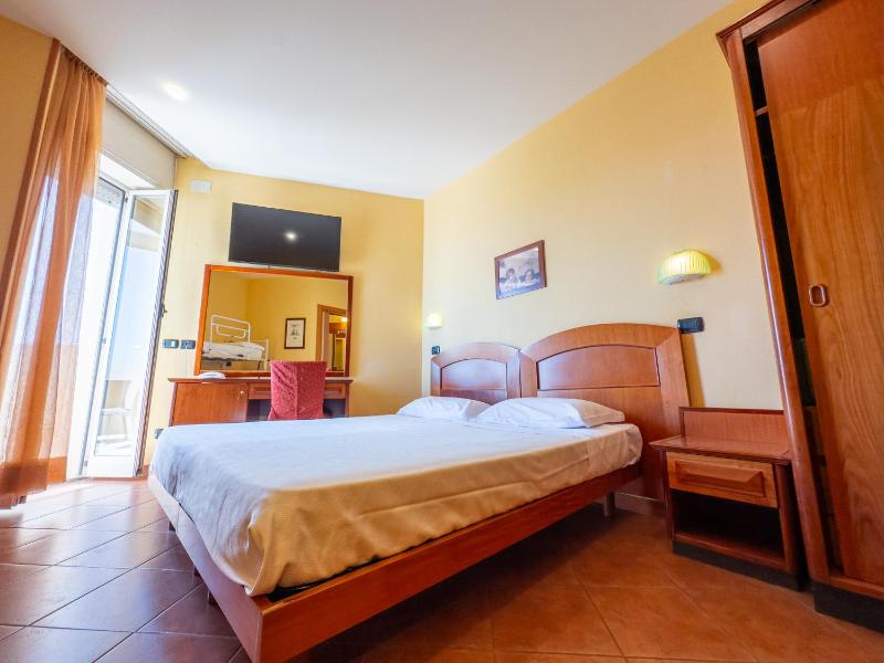 Standard Triple Room with Sea View image 1