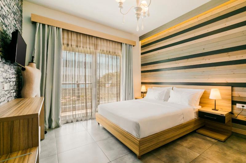 Deluxe Studio with Sea View (2 Adults)  image 4