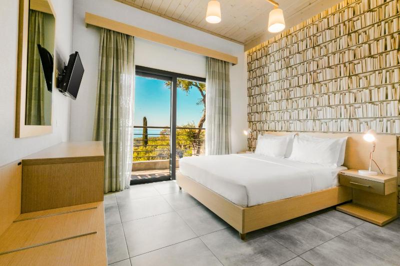 Deluxe Studio with Sea View (2 Adults)  image 3
