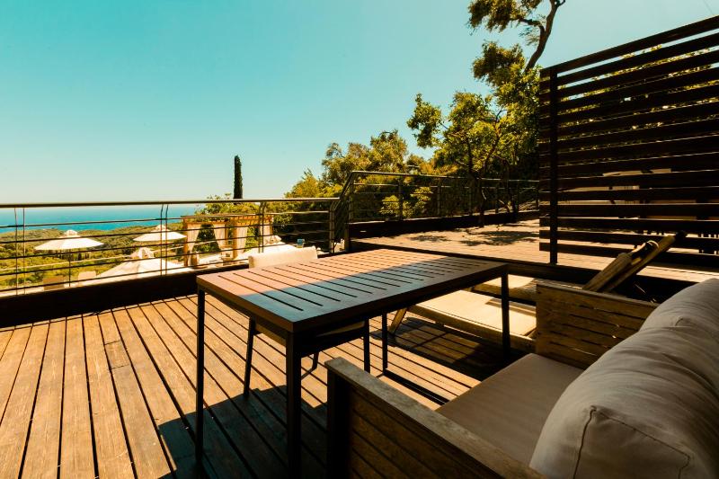 Deluxe Studio with Sea View (3 Adults) image 1