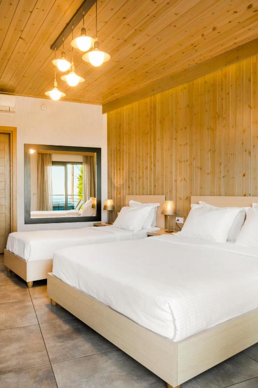 Deluxe Studio with Sea View (3 Adults) image 2
