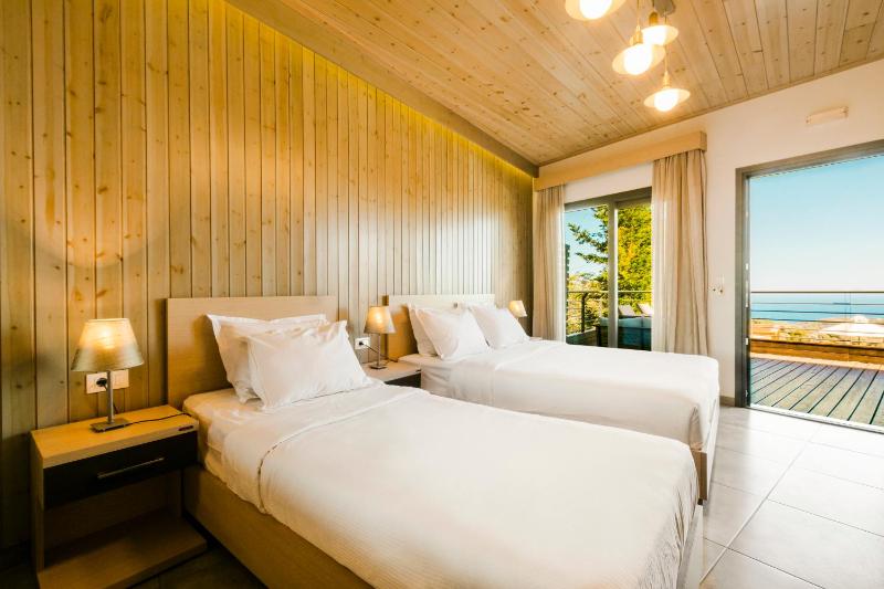 Deluxe Studio with Sea View (3 Adults) image 4