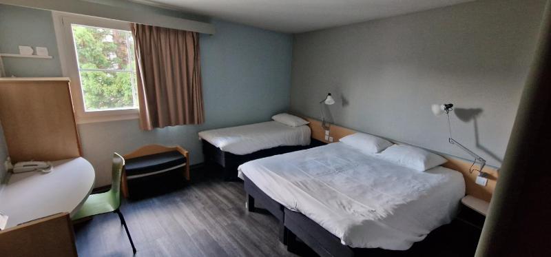 Standard Room with One Double Bed and One Single Bed image 4