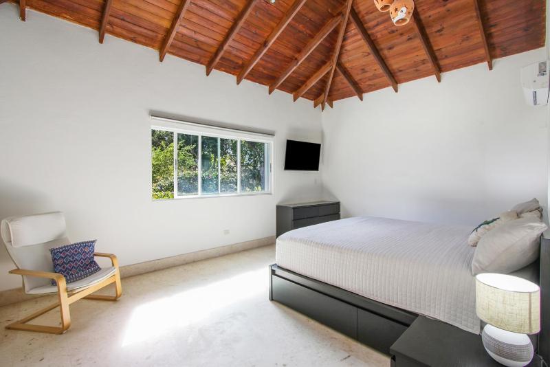 Luxury Villa on La Cana Golf Course with Pool Jacuzzi Cart & Maid - image 19