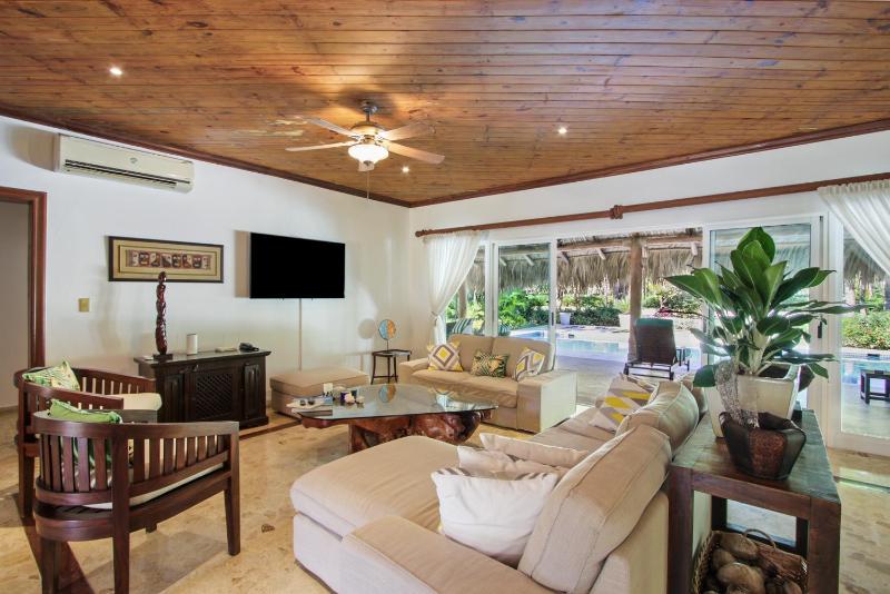 Luxury Villa on La Cana Golf Course with Pool Jacuzzi Cart & Maid - image 13