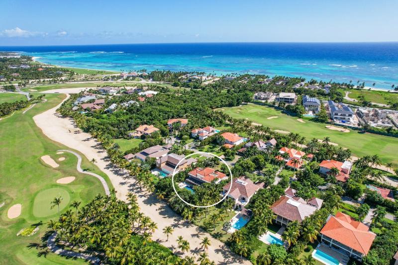 Luxury Villa on La Cana Golf Course with Pool Jacuzzi Cart & Maid - image 8