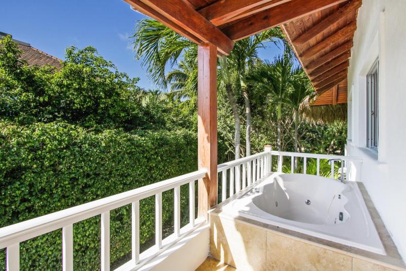 Luxury Villa on La Cana Golf Course with Pool Jacuzzi Cart & Maid - image 6