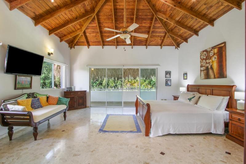 Luxury Villa on La Cana Golf Course with Pool Jacuzzi Cart & Maid - image 42