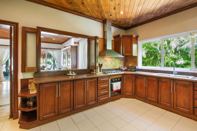 Luxury Villa on La Cana Golf Course with Pool Jacuzzi Cart & Maid - image 32