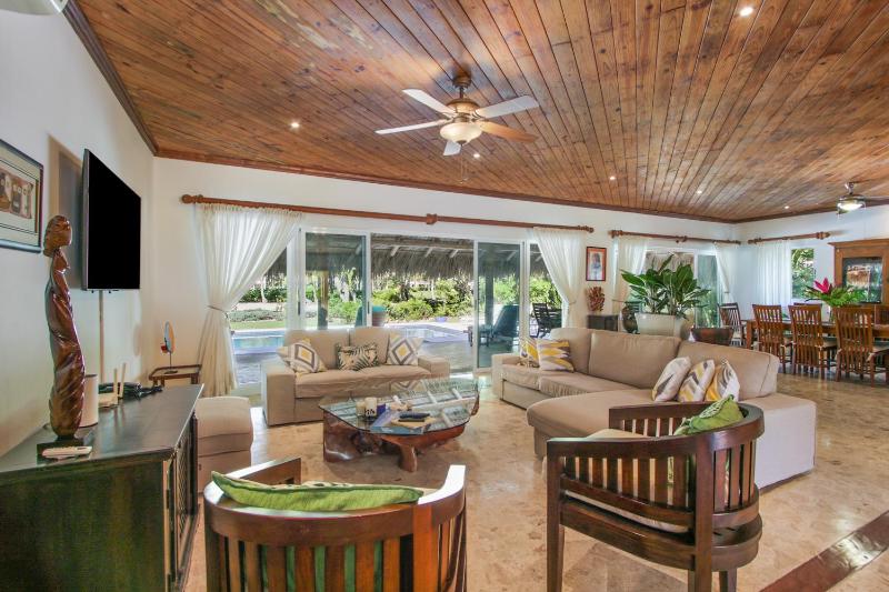 Luxury Villa on La Cana Golf Course with Pool Jacuzzi Cart & Maid - image 15