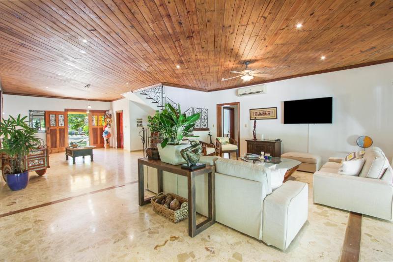 Luxury Villa on La Cana Golf Course with Pool Jacuzzi Cart & Maid - image 28