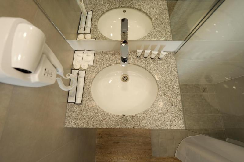 Double or Twin Room with Extra Bed image 2
