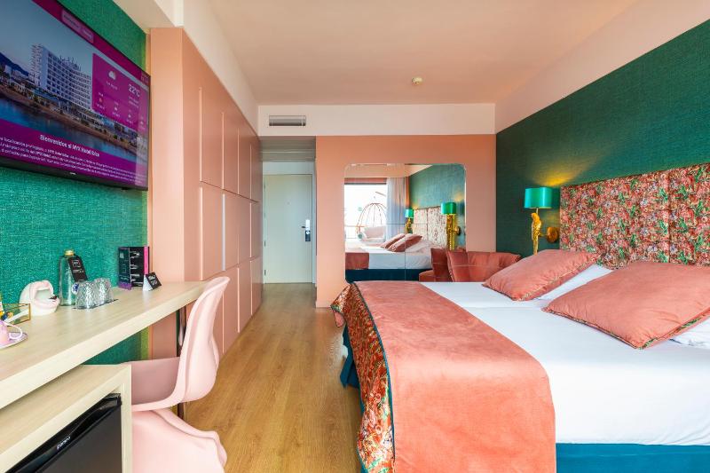 Superior Double Room with Sea View image 4