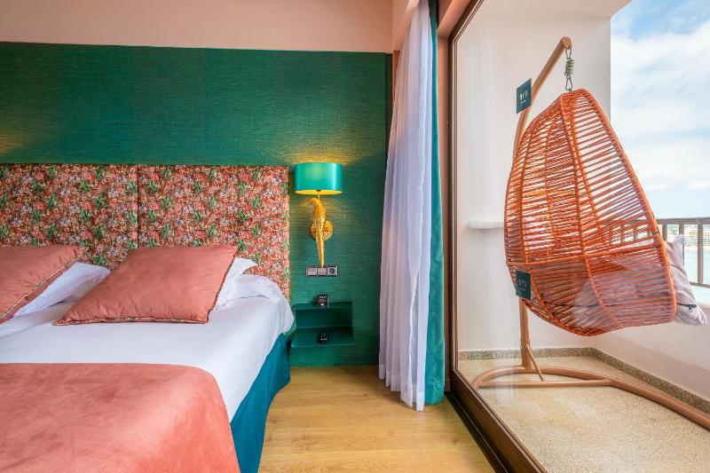 Superior Double Room with Sea View image 3