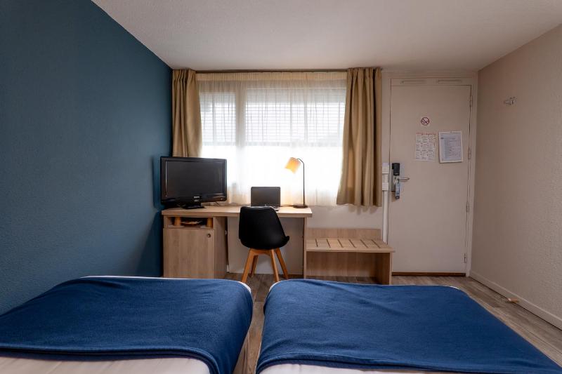 Twin Room image 3