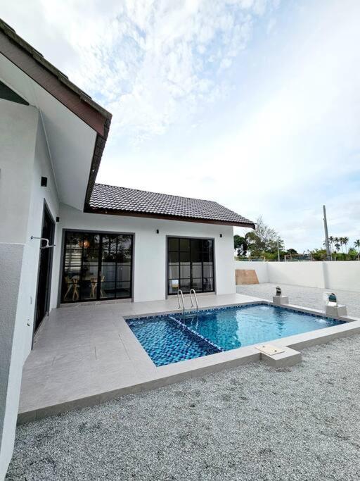 ZN Homestay Mengabang Telipot - Private Pool - image 1