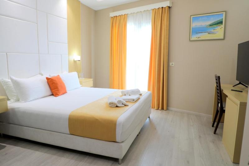 Double or Twin Room with Sea View image 3