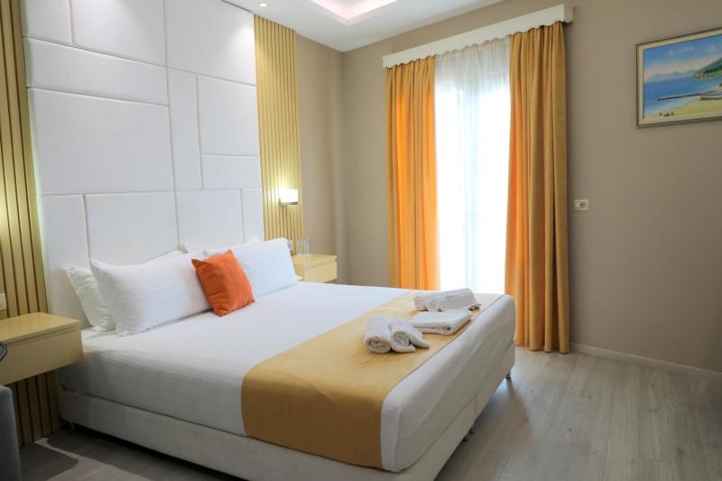 Double or Twin Room with Sea View image 4