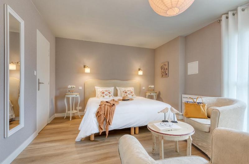 One-Bedroom Apartment image 3