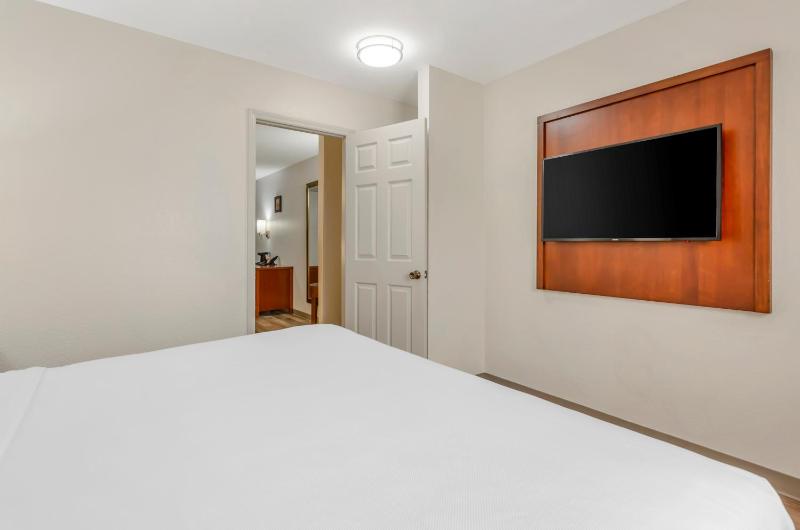 King Suite - Non-Smoking image 3