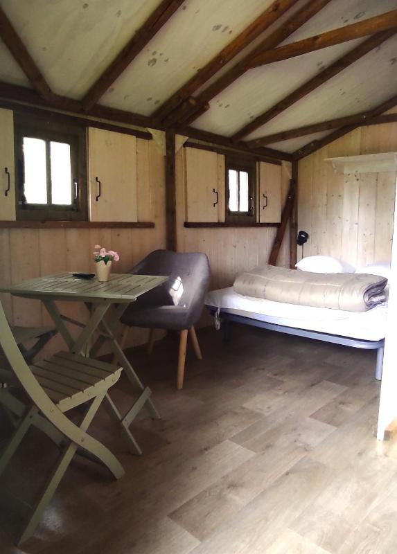 One-Bedroom Bungalow image 3