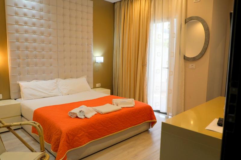 Double Room with Balcony image 2