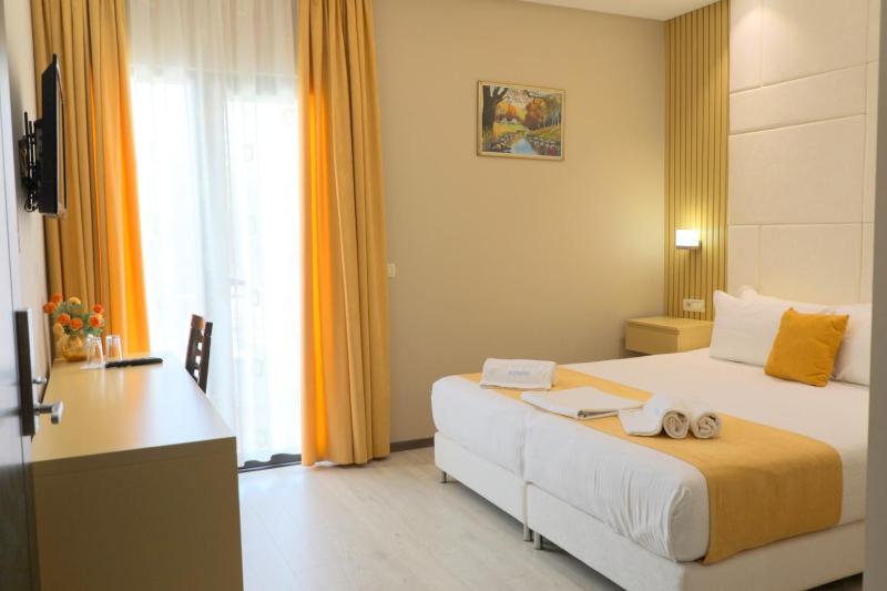 Double Room with Sea View image 4