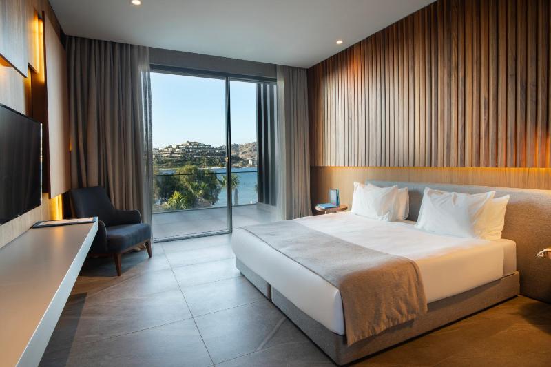 Deluxe Double or Twin Room with Sea View image 3