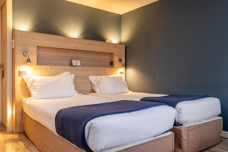 Twin Room image 4