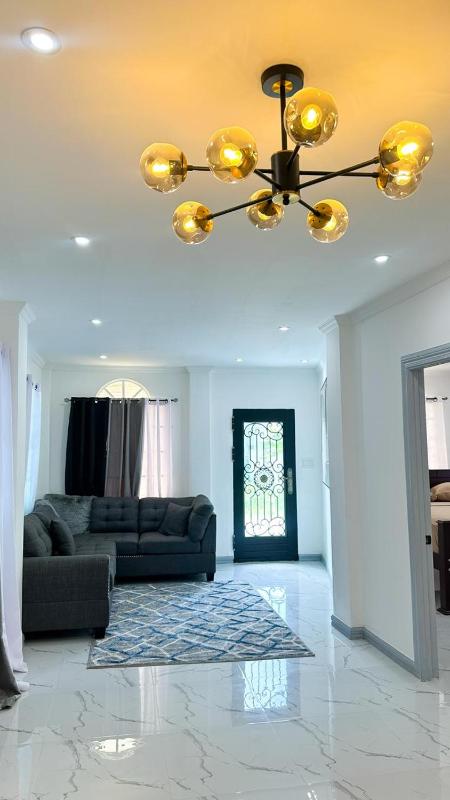 Luxurious 2 Bedroom Apartment- Georgetown - image 8