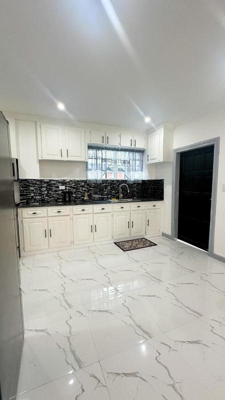 Luxurious 2 Bedroom Apartment- Georgetown - image 9