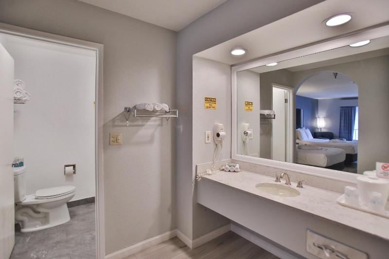 King Room - Non-Smoking image 4