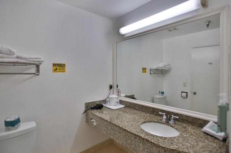 Queen Room with Two Queen Beds - Non-Smoking image 4
