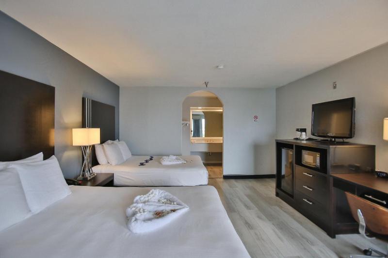 Queen Room with Two Queen Beds - Non-Smoking image 2