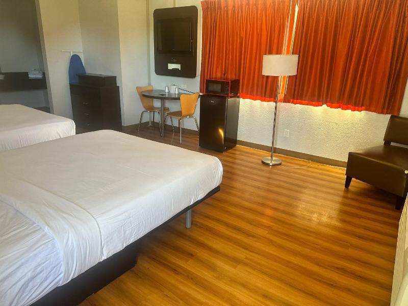 Quadruple Room - Non-Smoking image 2