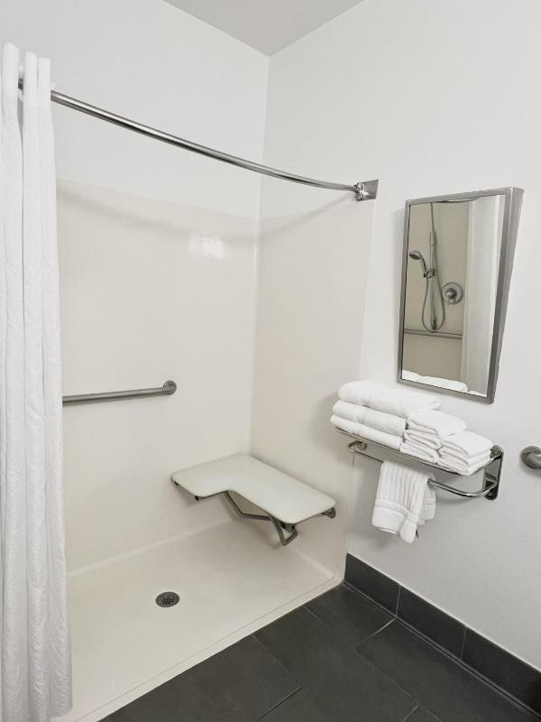King Room with Roll-in Shower - Disability Access/Non-Smoking image 2