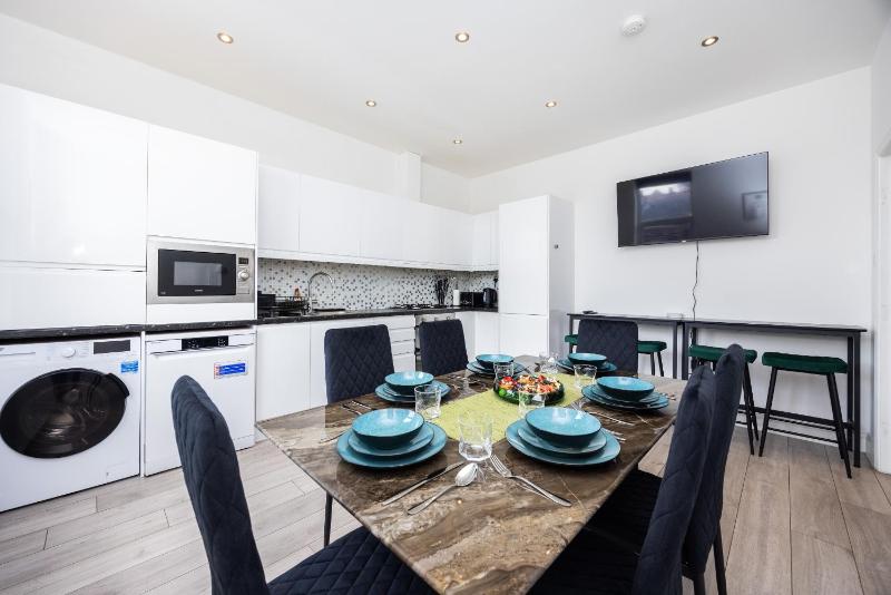 Beautiful 3-Bed Apartment in Shepherd's Bush Images