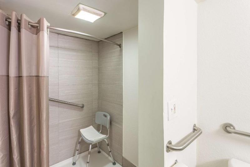 Queen Room with Two Queen Beds - Disability Access - Non-Smoking image 2