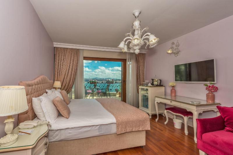 Panoramic Suite with Terrace image 2